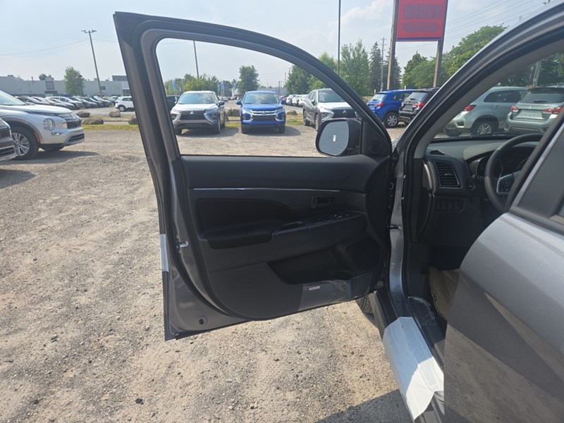 2025 Mitsubishi RVR ES FWD