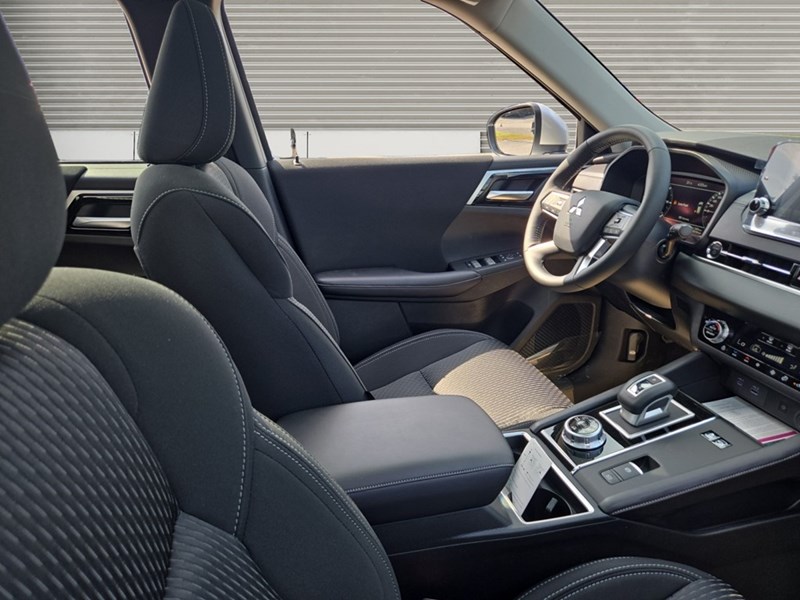 2025 Mitsubishi Outlander Plug-In Hybrid SE S-AWC