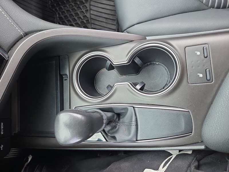 2024 Toyota Camry SE Auto