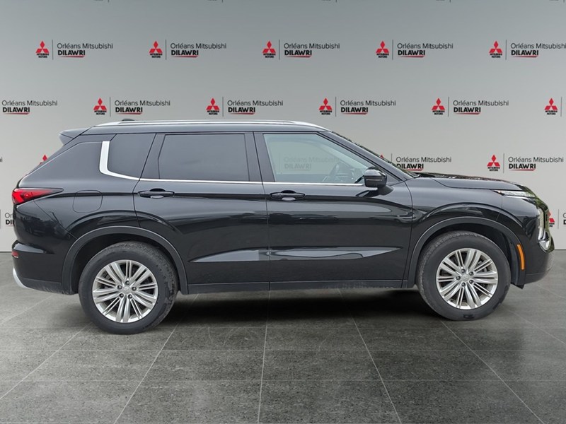 BLACK DIAMOND 2024 Mitsubishi Outlander LE S-AWC