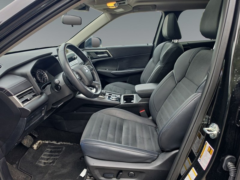 BLACK DIAMOND 2024 Mitsubishi Outlander LE S-AWC