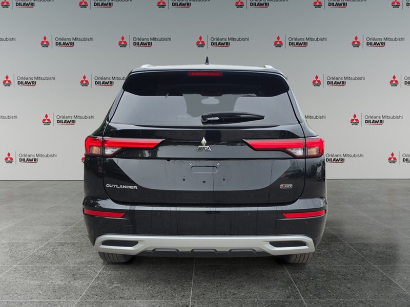 BLACK DIAMOND 2024 Mitsubishi Outlander LE S-AWC