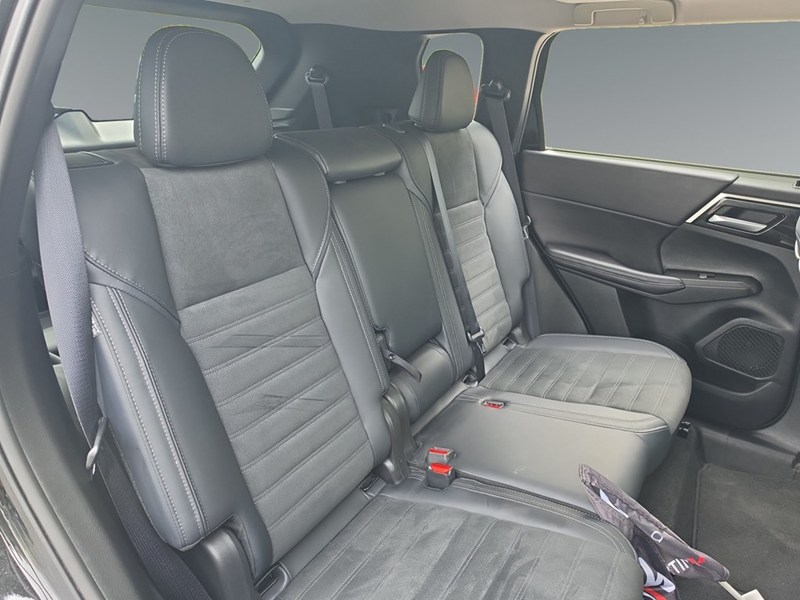 BLACK DIAMOND 2024 Mitsubishi Outlander LE S-AWC
