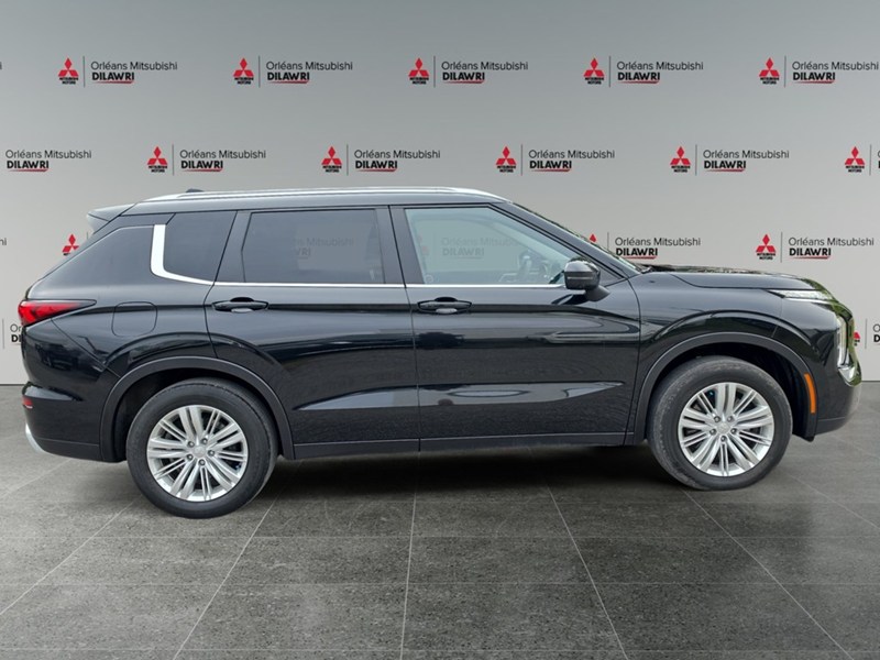 BLACK DIAMOND 2024 Mitsubishi Outlander SE S-AWC
