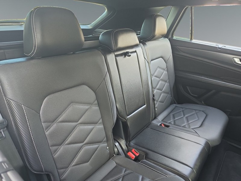 PURE GRAY 2025 Volkswagen Atlas Cross Sport Comfortline R-Line Black Edition 2.0 TSI 4MOTION
