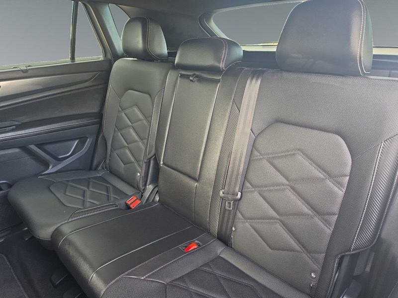 PURE GRAY 2025 Volkswagen Atlas Cross Sport Comfortline R-Line Black Edition 2.0 TSI 4MOTION