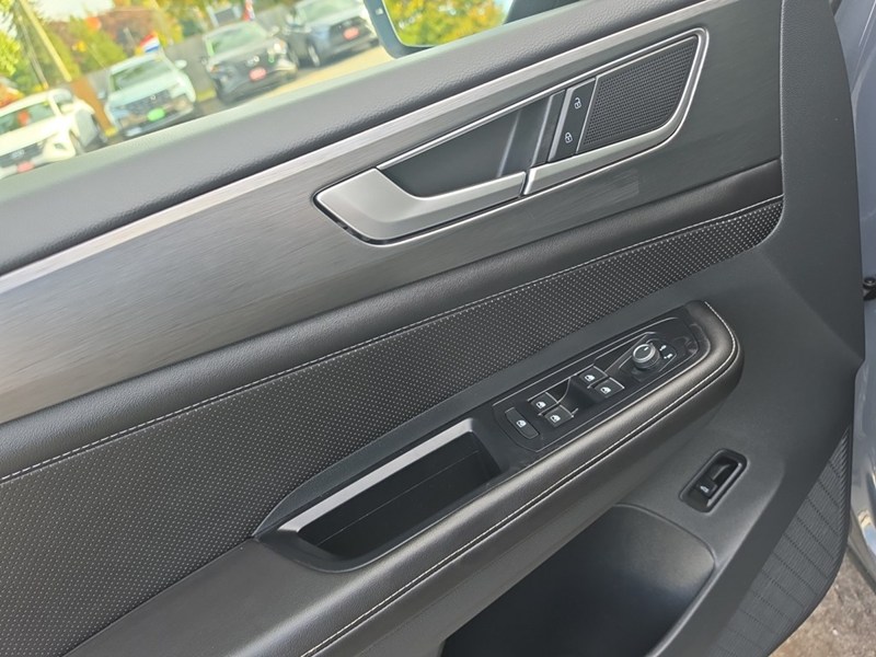 PURE GRAY 2025 Volkswagen Atlas Cross Sport Comfortline R-Line Black Edition 2.0 TSI 4MOTION