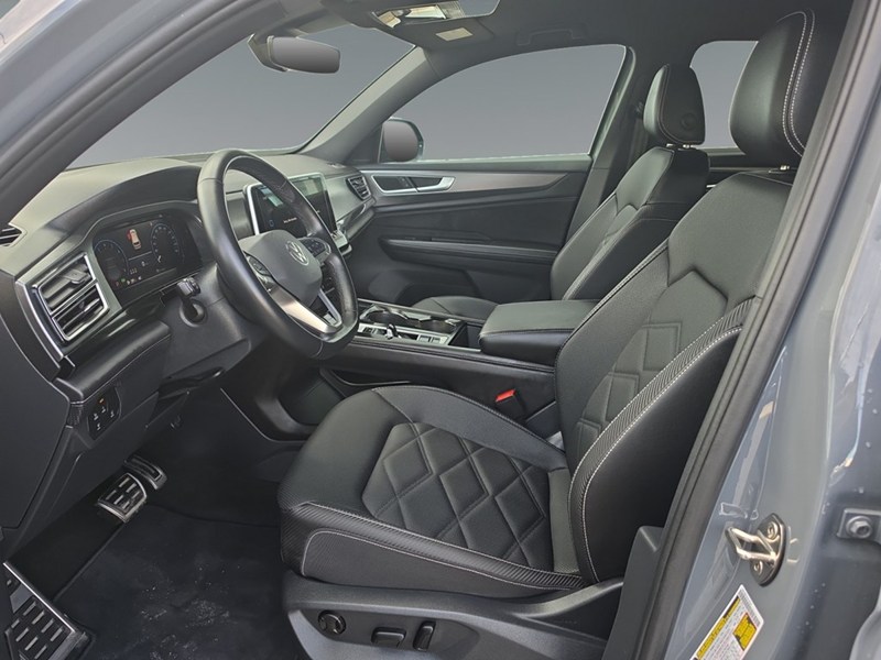 PURE GRAY 2025 Volkswagen Atlas Cross Sport Comfortline R-Line Black Edition 2.0 TSI 4MOTION