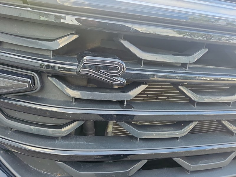 PURE GRAY 2025 Volkswagen Atlas Cross Sport Comfortline R-Line Black Edition 2.0 TSI 4MOTION