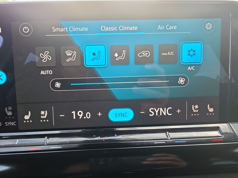 PURE GRAY 2025 Volkswagen Atlas Cross Sport Comfortline R-Line Black Edition 2.0 TSI 4MOTION