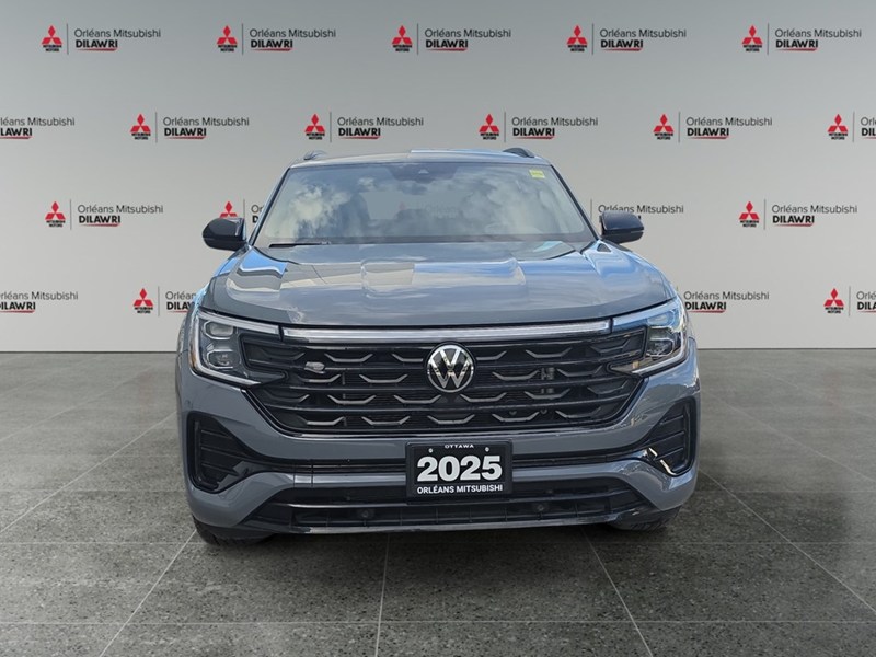 PURE GRAY 2025 Volkswagen Atlas Cross Sport Comfortline R-Line Black Edition 2.0 TSI 4MOTION