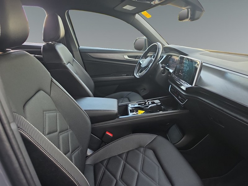 PURE GRAY 2025 Volkswagen Atlas Cross Sport Comfortline R-Line Black Edition 2.0 TSI 4MOTION