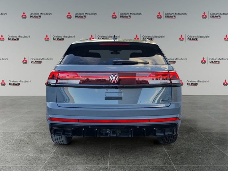 PURE GRAY 2025 Volkswagen Atlas Cross Sport Comfortline R-Line Black Edition 2.0 TSI 4MOTION