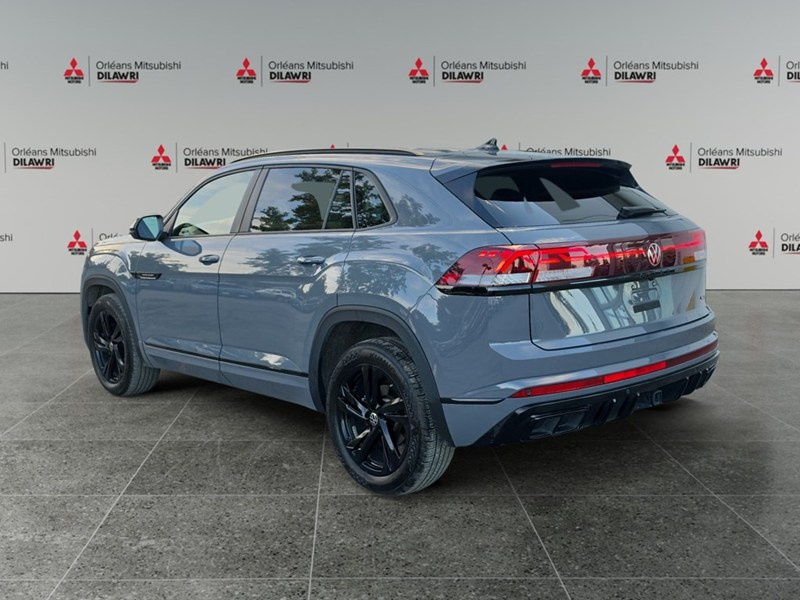 PURE GRAY 2025 Volkswagen Atlas Cross Sport Comfortline R-Line Black Edition 2.0 TSI 4MOTION