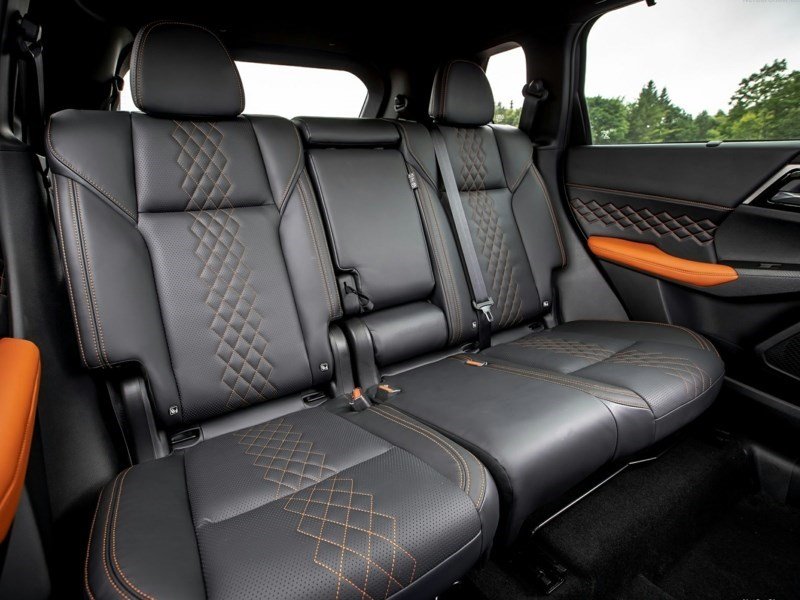 2023 Mitsubishi Outlander Plug-In Hybrid SEL OEM Shot 11