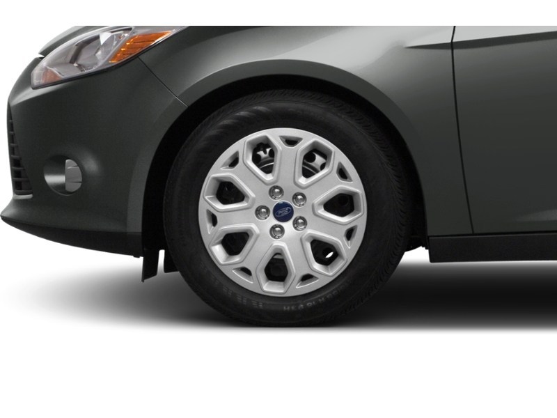 TUXEDO BLACK METALLIC 2014 Ford Focus 5dr HB SE exterior