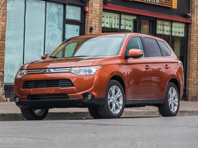 2014 Mitsubishi Outlander ES OEM Shot 3