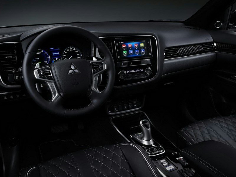 2022 Mitsubishi Outlander Plug-In Hybrid SE OEM Shot 3